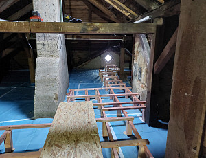 Zateplení stropu obecního domu pomocí foukané izolace